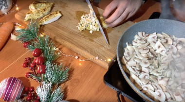 Рецепт - Новогодний салат Мышкин Дом - Шаг 7 -  Пока варятся яйца нарежем шампиньоны слайсами и обжарим их