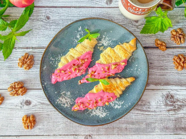 Плоский круассан с малиновой глазурью