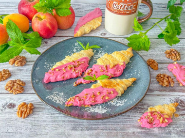 Плоский круассан с малиновой глазурью