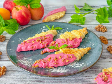 Плоский круассан с малиновой глазурью