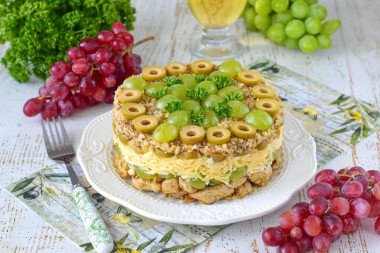 Салат с курицей виноградом и грецкими орехами