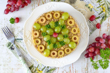 Салат с курицей виноградом и грецкими орехами