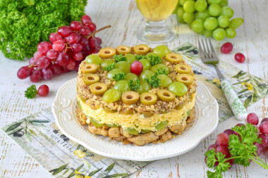 Салат с курицей виноградом и грецкими орехами