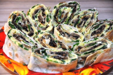 Рулет из лаваша с шампиньонами зеленью сыром