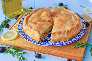 Пирог с рыбой и рисом
