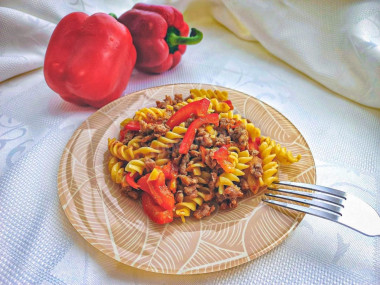 Паста с фаршем и помидорами