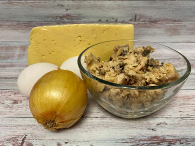 Рецепт - Мимоза с сыром легче легкого - Шаг 1 - Берем ингредиенты по списку. Из консервированной горбуши сливаем жидкость. По факту можно взять любую консервированную рыбу на Ваш вкус. Соответственно и вкус салата тоже может измениться. Рыбку разминаем вилкой.