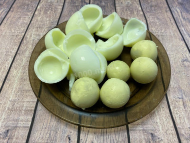 Рецепт - Мимоза с сыром легче легкого - Шаг 2 -  Отвариваем яйца вкрутую. Остужаем. Очищаем. Отделяем белки от желтков.