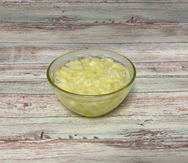 Рецепт - Мимоза с сыром легче легкого - Шаг 3 -  Пока яйца варятся, кипятим чайник. Лук мелко режем и заливаем кипятком. Это делается для того, чтобы лук отдал свою горечь. В салате он приобретет сладковатый привкус и не заберет на себя весь вкус. Луковицу берем среднего размера.