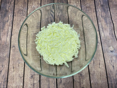 Рецепт - Мимоза с сыром легче легкого - Шаг 4 -  Берем белки и трем их на терке. Мелкой или крупной не имеет значения. Но это для меня. Я разницы во вкусе не чувствую. А вот моя мама предпочитает, когда все ингредиенты на мелкой терке.