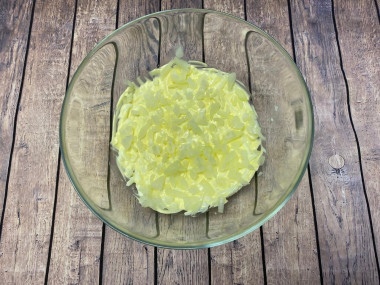 Рецепт - Мимоза с сыром легче легкого - Шаг 5 -  Из лука сливаем воду. Яйца смазываем майонезом (из рецепта берем половину майонеза). Вкус салата также будет зависеть от марки майонеза. Более легкий придаст салату воздушности, обычный - калорийности :-) Поверх майонеза выкладываем половину нарезанного лука.