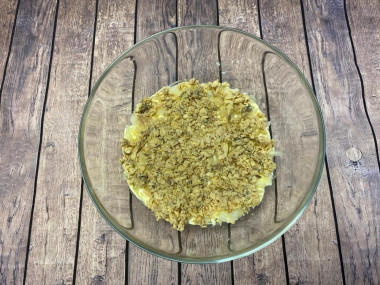 Рецепт - Мимоза с сыром легче легкого - Шаг 6 -  Сверху лука выкладываем половину баночки горбуши. Ну или что Вы там предпочитаете.