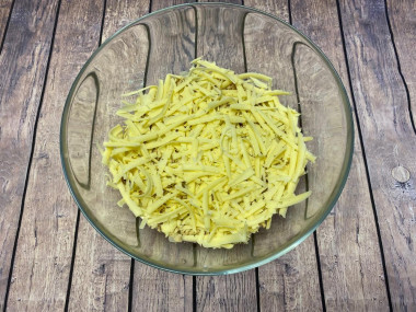 Рецепт - Мимоза с сыром легче легкого - Шаг 7 -  Поверх горбуши натираем половину сыра.