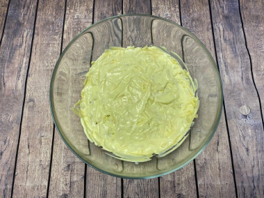 Рецепт - Мимоза с сыром легче легкого - Шаг 8 -  Смазываем сыр майонезом и повторяем слои: лук, горбуша, сыр и майонез. Не стоит удивляться, что не каждый слой смазывается майонезом. Горбуша и лук сами по себе сочные продукты. Да и так все ингредиенты пропитываются друг другом, а не майонезом. Майонез нужен только для того, чтобы салат не был сухим и пресным. Кстати, салат я не солю, так как и сыр, и горбуша, и майонез и так имеют достаточно соли.