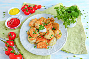 Замороженные пельмени на сковороде жареные