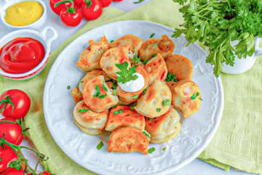 Замороженные пельмени на сковороде жареные