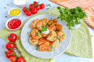 Замороженные пельмени на сковороде жареные