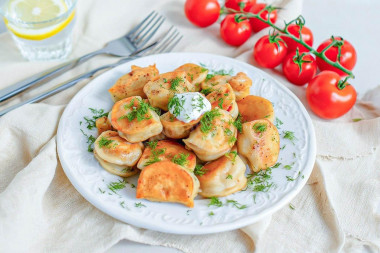 Замороженные пельмени на сковороде жареные