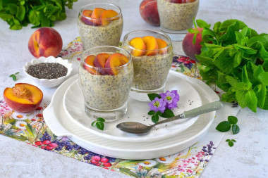 Протеиновый пудинг с кокосовым молоком, персиками и чиа
