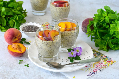 Протеиновый пудинг с кокосовым молоком, персиками и чиа