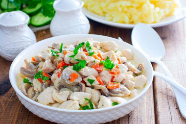 Курица с консервированными шампиньонами тушеная