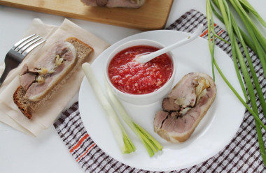 Рулет из рульки с начинкой из жареного лука