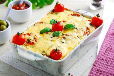Запеканка из кабачков с курицей сыром и помидорами