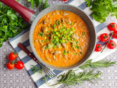 Куриные сердечки в сливках на сковороде