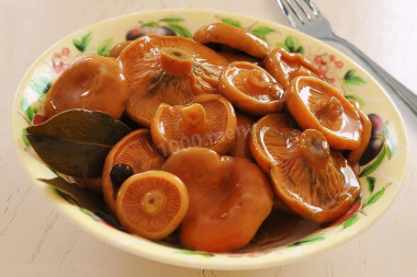 Маринованные рыжики с чесноком, сахаром и уксусом