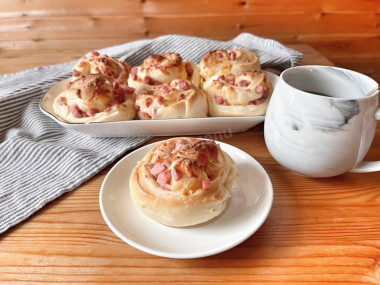 Синнабоны с сосисками и сыром в духовке