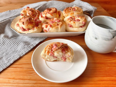 Синнабоны с сосисками и сыром в духовке