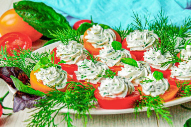 Помидоры с творожным сыром и чесноком