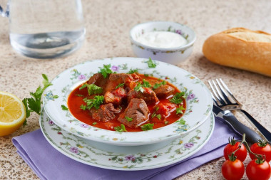 Гуляш из говядины с подливкой классический на сковороде