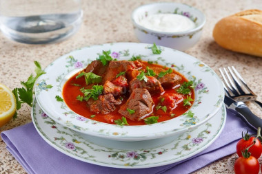 Гуляш из говядины с подливкой классический на сковороде