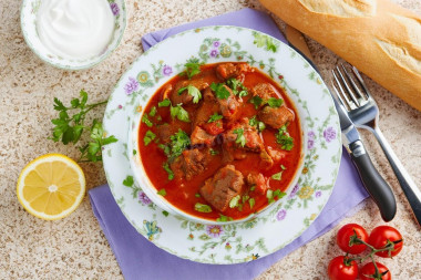 Гуляш из говядины с подливкой классический на сковороде