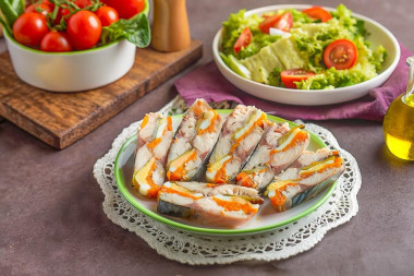 Скумбрия с яйцом фаршированная