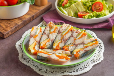 Скумбрия с яйцом фаршированная