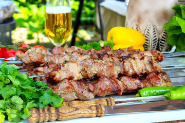 Шашлык в пиве из свинины мягкий и сочный на мангале