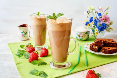 Шоколадный молочный коктейль в блендере