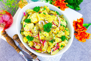 Салат с картошкой и солеными огурцами