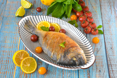 Дорадо жареная на сковороде целиком