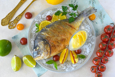 Дорадо жареная на сковороде целиком