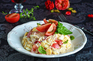 Салат с куриной грудкой сыром и помидорами