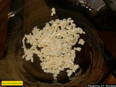 Рецепт - Салат с плавленым сырком и малосольным огурцом - Шаг 2 -  На мелкой терке натираем плавленый сыр. Сырок можно брать с каким-нибудь вкусом - у меня со сливочным.