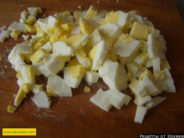 Рецепт - Салат с плавленым сырком и малосольным огурцом - Шаг 3 -  Яйца отвариваем 10 минут до состояния вкрутую, охлаждаем в холодной воде, чистим и нарезаем мелкими кубиками. Яйца лучше закладывать в кипящую подсоленную воду, чтобы они потом лучше чистились и белок не пострадал.