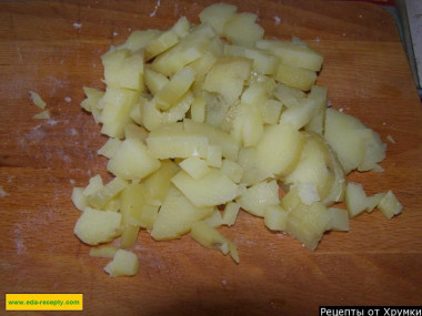 Рецепт - Салат с плавленым сырком и малосольным огурцом - Шаг 4 -  Отвариваем картофель (можно в мундире, можно предварительно очищенный от кожуры) до готовности. Даем ему остыть и нарезаем мелкими кубиками.