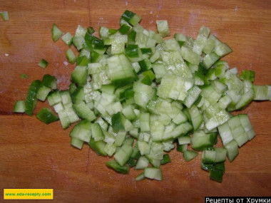 Рецепт - Салат с плавленым сырком и малосольным огурцом - Шаг 5 -  Очищенные (или неочищенные) от кожуры малосольные огурцы также режем кубиками (лично я терла их на крупной терке, а после слила сок). Если огурцы не горчат, то их можно не чистить, а просто хорошо помыть и обсушить перед нарезкой.