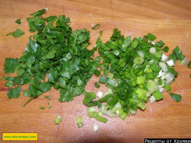 Рецепт - Салат с плавленым сырком и малосольным огурцом - Шаг 6 -  Мелко-мелко режем зеленый помытый лук - белую часть вообще можно отложить, не использовать, пусть будут только зеленые перья. Моем и рубим зелень укропа.