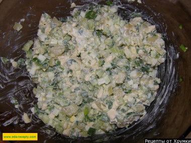 Рецепт - Салат с плавленым сырком и малосольным огурцом - Шаг 7 -  Все ингредиенты смешиваем друг с другом в глубокой миске или салатнице, заправляем майонезом и перемешиваем. Салат готов!