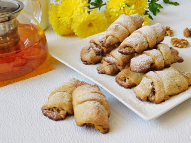 Печенье рулетики на сметане с медом и орехами